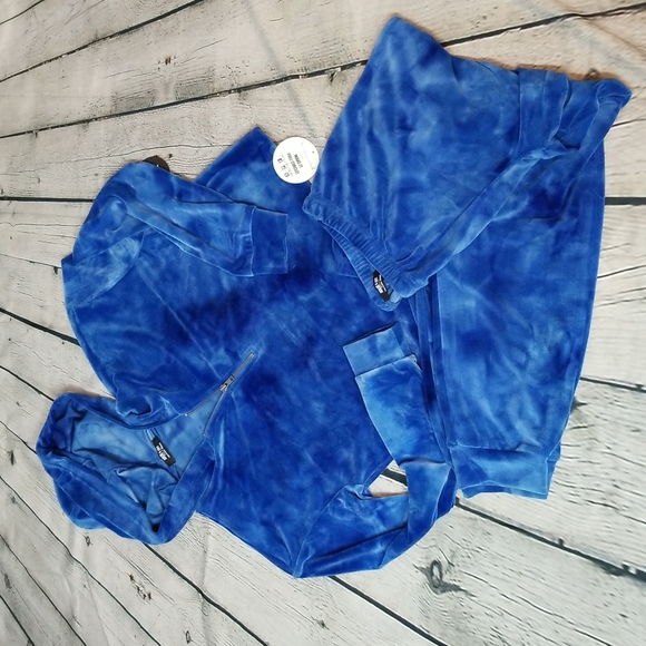 Jolie & Joy from ftc with love Sweat Suit in a Subtle Blue TieDye - Picture 7 of 10